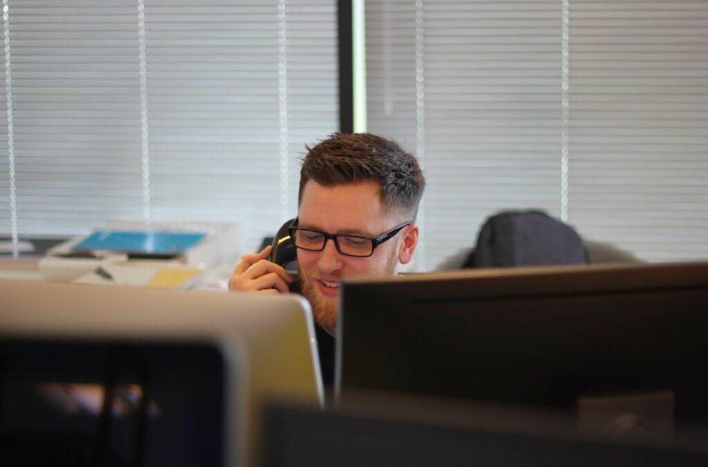 A contact center rep works on a customer query with the aid of cloud technology